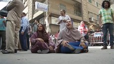 Rodiny obalovaných stoupenc Muslimského bratrstva naíkají ped egyptským...