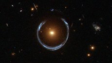 Snímek vzdálené modré galaxie zesílené (na snímku žlutou) galaxií LRG 3-757 v...