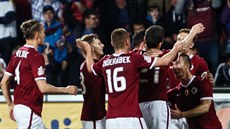 SPARTA SLAVÍ. Letentí fotbalisté se radují z gólu v utkání proti Liberci. A...