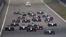 SITUACE PO STARTU. Lewis Hamilton vede pole ve Velké cen íny formule 1.