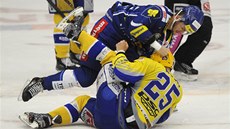 Ryley Miller z Komety Brno v bitce s Pavlem Kubi�em ze Zlína.