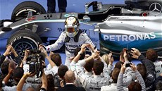 DÍKY VÁM. Lewis Hamilton slaví s týmem Mercedesu vítzství ve Velké cen íny. 