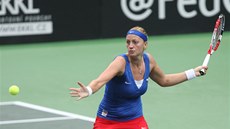 FORHEND. Petra Kvitová v semifinále Fed Cupu v souboji proti Italkám. 