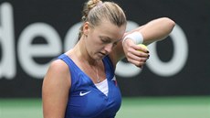 OTÍT POT. Petra Kvitová v semifinále Fed Cupu v souboji proti Italkám.  