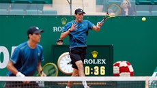 Bob Bryan (vpravo) returnuje ve finále turnaje v Monte Carlu, jeho bratr Mike