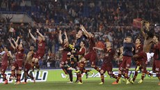DĚKOVAČKA. Fotbalisté AS Řím slaví vítězství. 