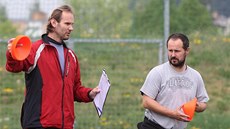 Jiří Mička (vpravo) a Radek Novák vedou první trénink hokejistů Třebíče. 