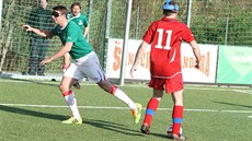 Zdeněk Grygera (v zeleném) si zkouší fotbal nevidomých.