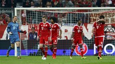 Smutní fotbalisté Bayernu Mnichov po inkasovaném gólu v semifinále Ligy mistrů.
