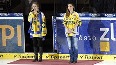 Markéta Pe�ková (vlevo) zpívá hymnu p�ed finálovým zápasem ve Zlín�.