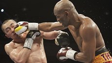 Bernard Hopkins (vpravo) zasazuje Beibutu umenovovi jeden z tvrdých úder.