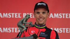 Philippe Gilbert  s trofejí pro vít�ze Amstel Gold Race.