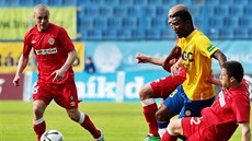 Teplický zálo�ník Francis Litsingi �elí brn�nské p�esile.