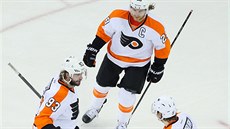 Jakub Voráek (vlevo) z Philadelphie se raduje z gólu se spoluhrái Claudem...