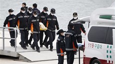 Záchranái nakládají dalí tlo obti nehody jihokorejského trajektu. Do úterý...