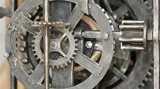 Unikátní píklad kováského umu - vní hodinový stroj, který leel 65 let ve...