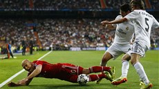 NA NĚJ. Fotbalisté Realu Madrid společnými silami poslali na trávník hvězdu