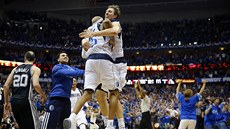 NA�ASOVANÝ BOD. Vince Carter (vlevo) trefil s klaksonem t�kou trojku proti San