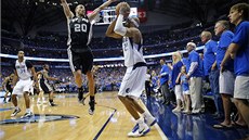 KLÍOVÝ MOMENT. Vince Carter stílí z tké pozice trojku, která rozhodla o