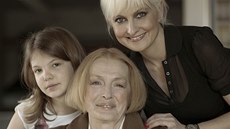 RODINA POD LUPOU: Barbara Nesvadbová s dcerou Bibianou a maminkou Libuí /...