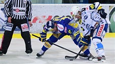 Momentka z finálového duelu mezi hokejisty Komety a Zlína.