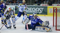 Zlínský gólman Kaík zasahuje proti stele brnnských hokejist.