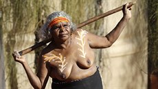 Aboriginské �eny p�edvedly tanec pro prince Williama a Kate. (22. dubna 2014)