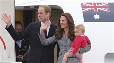 Princ William, jeho manelka Kate a princ George pi odletu z Canberry (25....