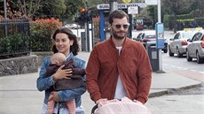 Jamie Dornan s manelkou Amelií Warnerovou a jejich dcerou (6. dubna 2014)