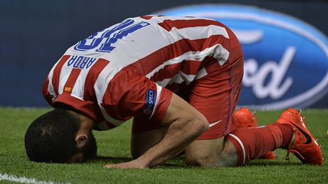 DÍKY, BOE?  Arda Turan z Atlétika Madrid oslavuje svojí branku na hiti