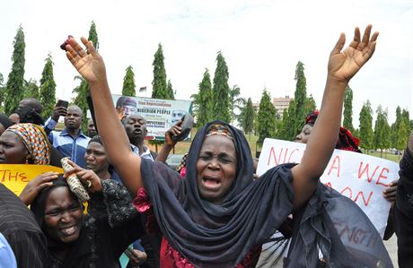 Matky unesených dívek demonstrovaly v hlavním mst Nigérii. Prosí, aby jim...