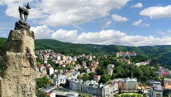 Karlovy Vary od vyhlídky Jelení skok
