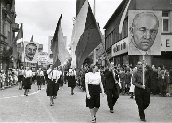 Poděbrady 1946. V jednom průvodu transparent s prezidentem Edvardem Benešem i...