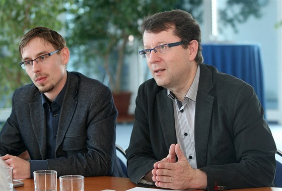Dosavadního olomouckého primátora za SSD Antonína Staka (vpravo) má letos v pípad volebního úspchu strany vystídat Filip áek, který byl zvolen lídrem kandidátky.