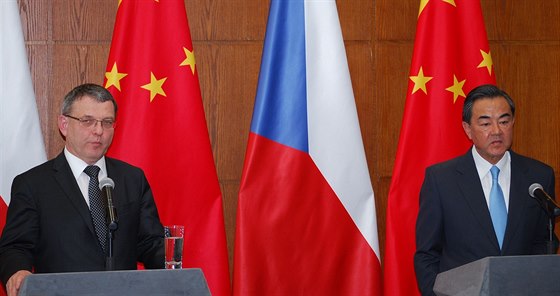 eský ministr zahranií Lubomír Zaorálek (vlevo) na návtv íny. Na snímku je...