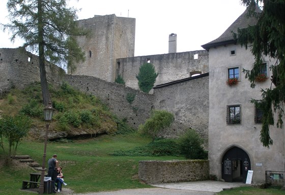 U hradu Landštejn překvapí především jeho rozlehlost a členitost.