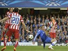 Fernando Torres se  staten bojuje s obranou Atlétika Madrid.