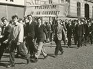 MLADÁ BOLESLAV 1957. Souástí prvomájových prvod byly transparenty slibující...