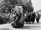 KLADNO 1953. Hornickým Kladnem v roce 1953 projí�d�la v pr�vodu také májka.