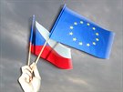 Lídé u Praského hradu oslavují výsledek referenda o vstupu do EU. (14. ervna...