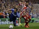 Belgický záloník Eden Hazard z Chelsea padá po zákroku Ardy Turana z Atlétika...