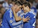 Fernando Torres (vlevo) a Cesar Azpilicueta z Chelsea se radují z gólu v odvet...