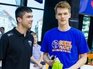 Extraliga do 17 let: Marko Savi (vpravo) ze Sokola praského s cenou pro...