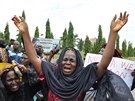 Matky unesených dívek demonstrovaly v hlavním mst Nigérii. Prosí, aby jim...