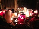 Svíky, které pinesli lidé ped dm Ivety Bartoové (29. dubna 2014).