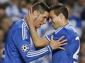 Fernando Torres (vlevo) a Cesar Azpilicueta z Chelsea se raduj z glu v odvet...