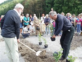 Kytarista tpn Rak a recittor Alfred Strejek vysazuj prvn habky v z...