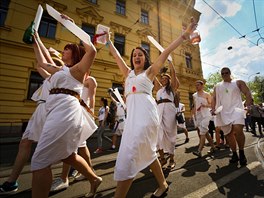 HURÁÁÁ! Dobrá nálada vydrela úastníkm majálesového prvodu po celou cestu....