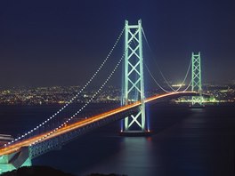 Most Akai-Kaikjó v Japonsku je se svojí celkovou délkou 3 911 metr nejdelím...