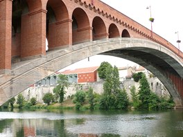 Kamenný most Pont de la Libération ve Villeneuve-sur-Lot ve Francii  se pyní...